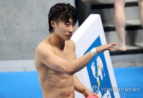 3일 일본 도쿄 아쿠아틱스 센터에서 열린 남자 다이빙 3ｍ 스프링보드 결승 경기에서 한국 우하람이 다이빙 연기를 마친 후 경기장을 나서고 있다. <도쿄=연합뉴스>